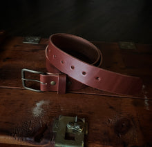 Load image into Gallery viewer, ‘Medium brown’ men’s belt

